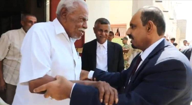 محافظ حضرموت يزور "العميد الركن أحمد الكلالي" أول حضرمي تخرج من الكلية الحربية بمصر