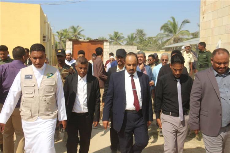 محافظ حضرموت يدشن مشروع الطاقة الشمسية ويطّلع على استكمال المشاريع الصحية الجديدة بمستشفى الحامي النموذجي