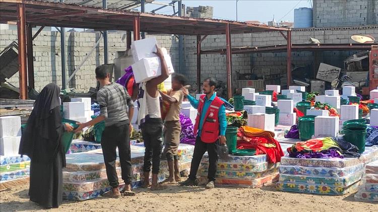 الهلال الأحمر اليمني يوزع مساعدات إيوائية للمتضررين من السيول والأمطار الغزيرةفي عدن