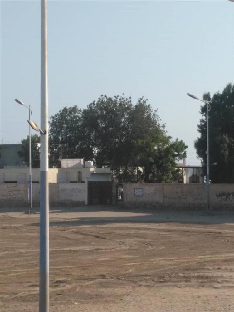 مؤسسة ثمار الخير تنفذ مشروع مسح وتهيئة أرضية ملعب نادي الفجر الجديد بالكود