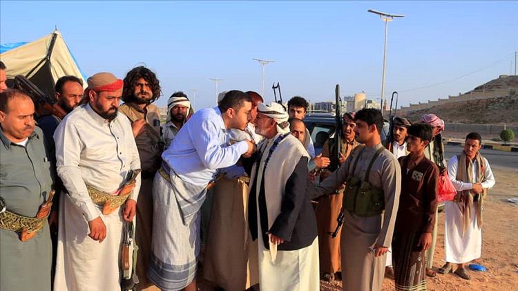 الغيضة: الوكيل محمد معوضة يستقبل الشيخ سالم المقدم في مخيم الاعتصام بشأن قضية مقتل الطفل الجرادي