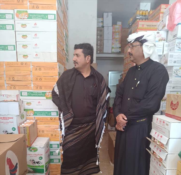 مدير عام مكتب الصناعة بشبوة ينفذ جولة ميدانية لمراقبة أسعار السلع الغذائية وأسعار الأسماك بمديرية ميفعة