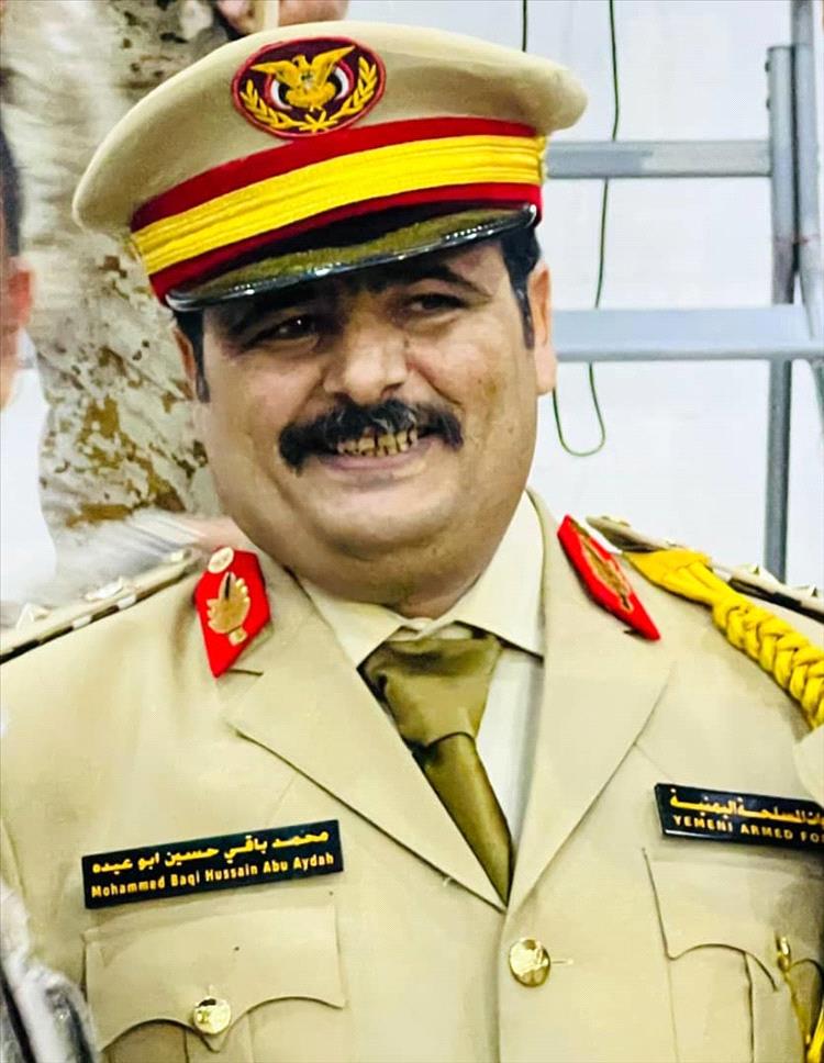 بحضور الوكيل المرهبي واللواء رسام .. قائد اللواء 141 يناقش رسالة الماجستير في العلوم العسكرية الحديثة