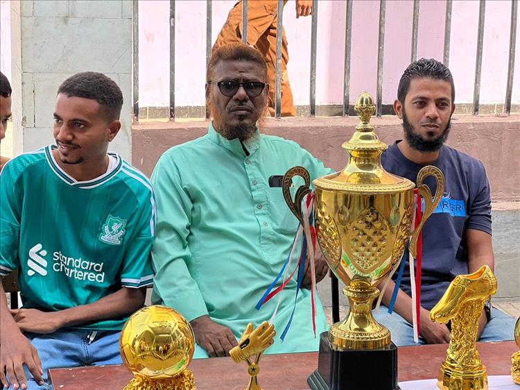 مدير مكتب الشباب والرياضة بدارسعد ومدير ثانوية ابن خلدون يفتتحان الدوري المدرسي الداخلي لطلاب الثانوية