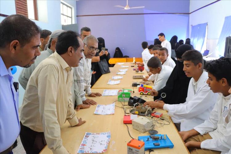 مدير عام خورمكسر يزور معرض الفيزياء بمدرسة خالد بن الوليد ويشيد بتميز طلابها