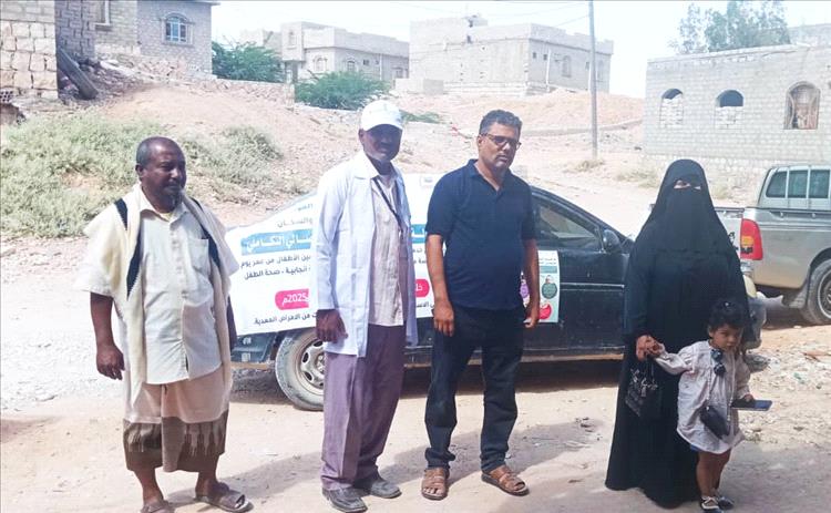 مدير التثقيف ومديرة الصحة الانجابية يتفقدان سير العمل لنشاط الايصالي التكاملي بمديرية الغيضة بالمهرة