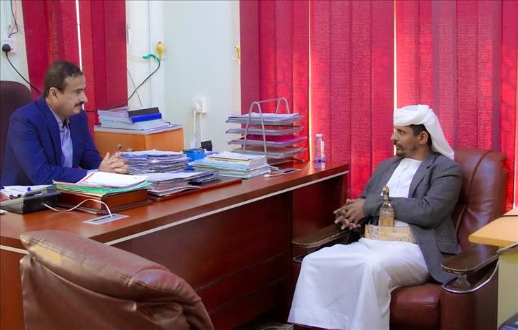 المحافظ بن الوزير يلتقي رئيس حلف قبائل شبوة ويشيد بالدور المجتمعي والقبلي في دعم جهود السلطة المحلية لترسيخ الاستقرار بالمحافظة