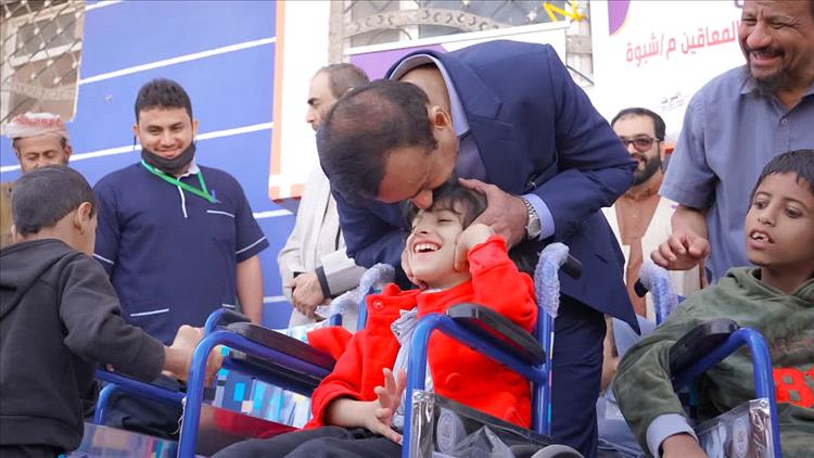 محافظ شبوة يدشن توزيع 442 كرسيا متحركا لذوي الاعاقة ويؤكد على أهمية دور المجلس الطبي