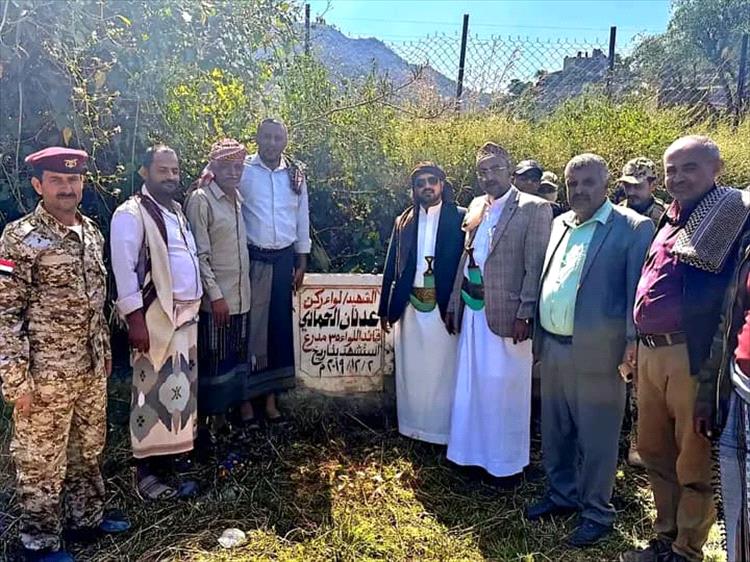 الشيخ صهيب البركاني يزور قبر الشهيد اللواء عدنان الحمادي برفقة قيادات عسكرية ومدنية