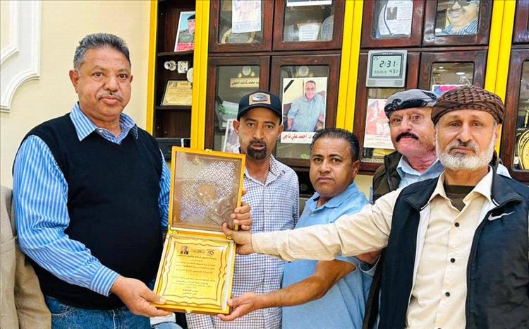 جمعية الطموح لتأهيل المعاقين بالشعيب تعقد اجتماعها السنوي الثاني وتكرم القشم بدرع الوفاء