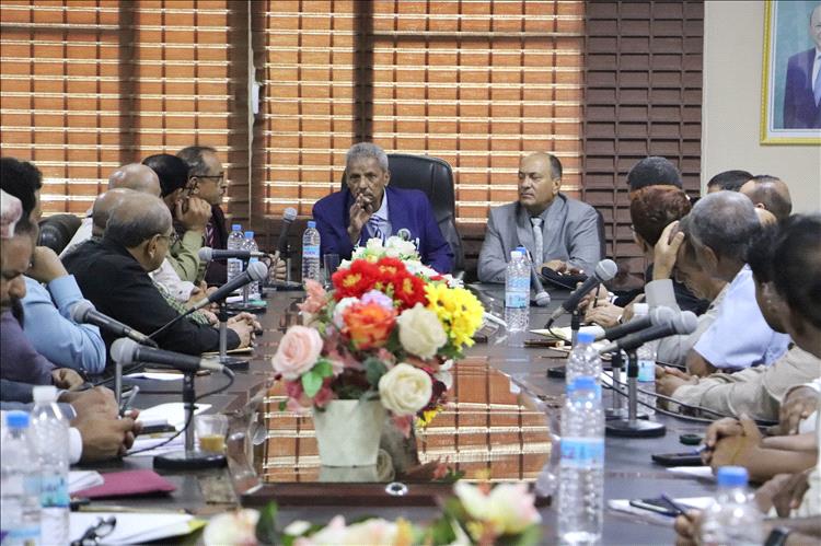 اجتماع في لحج يناقش تطوير القطاعين الصناعي والتجاري وتعزيز الرقابة على الأسواق
