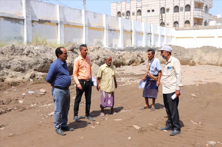 مدير عام مديرية خورمكسر يتفقد أعمال بناء فصول إضافية في ثانوية عبدالباري للبنات