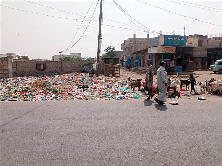 تحقيق أستقصائي : أكوام النفايات في لحج تتحول إلى مصانع أمراض