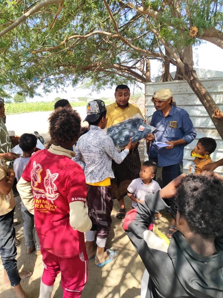 مدير عام الشؤون الاجتماعية بالحديدة يدشن توزيع حقائب للأطفال المستفيدين من برنامج الدعم النفسي