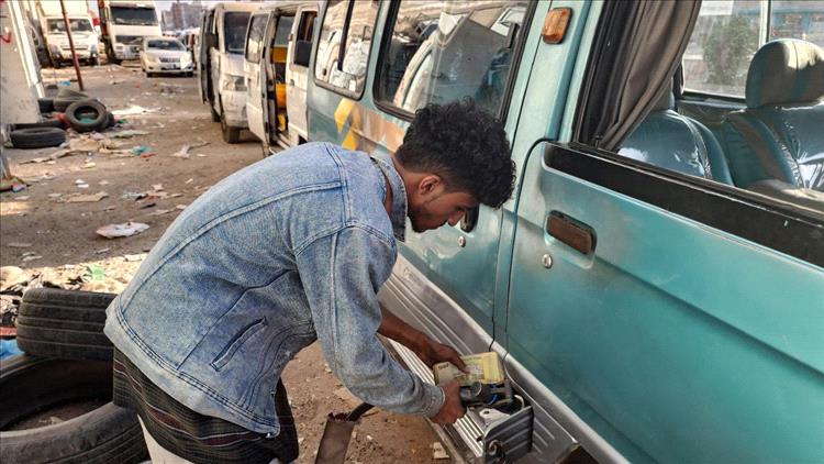 موانئ يمنية خارج السيطرة... وشبكات لتهريب الوقود