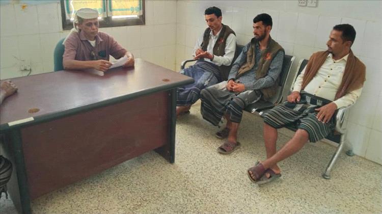 مدير عام الوضيع يناقش تشكيل اللجان المجتمعية مع المساعد الميداني لمنظمة كير بالمديرية.