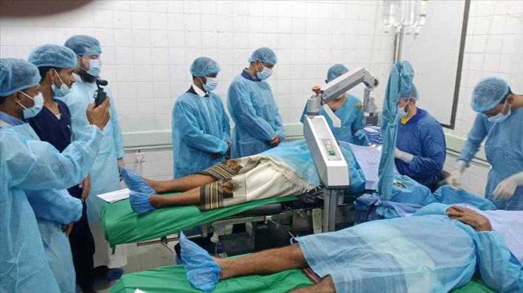 محافظ شبوة يدشن مخيم طبي لجراحة العيون ويطلع على مشاريع صيانة الطرقات