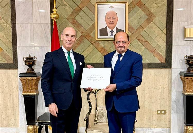 وزير الخارجية يتسلم نسخة من أوراق اعتماد السفير الاسباني