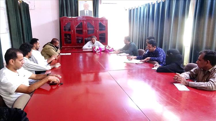 محافظ أبين يلتقي شباب المحافظة ويؤكد دعم مبادرتهم لبناء مستقبل أبين