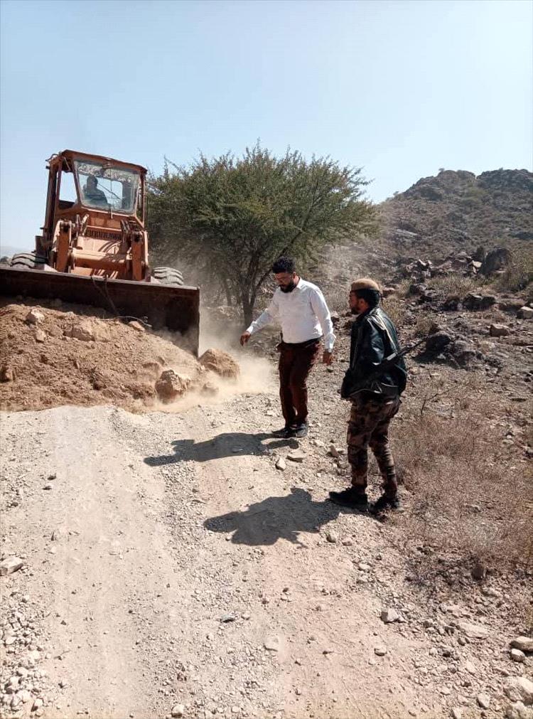 بدعم شخصي.. الوكيل جمال مانع يطلق مبادرة لردم وشق احدى الطرقات لتسهيل حركة المواطنين