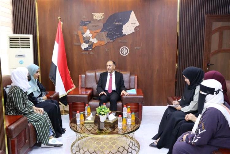 وزير الصناعية والتجارة يؤكد على أهمية تمكين المرأة اقتصاديا