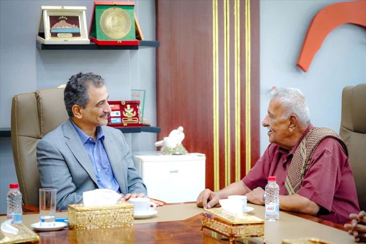 وزير الدولة محافظ عدن يكرّم الأديب محمد ناصر شراء بدرع الوفاء والإبداع