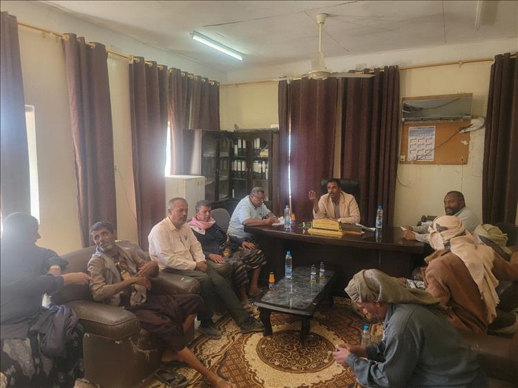 مكتب الأشغال العامة والطرق بمحافظة شبوة يعقد اجتماعًا برئاسة المهندس عوض أحمد رويس