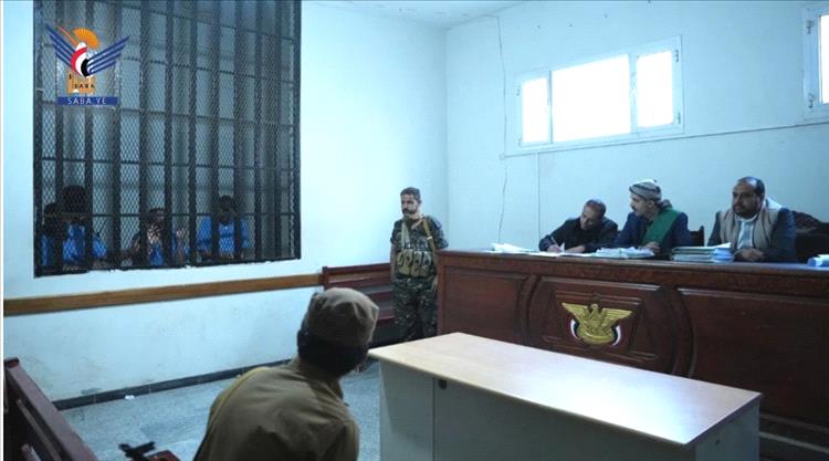 صنعاء.. معتقل يقطع جلسة المحاكمة ويصرخ داخل المحكمة الجزائية: "سلّموا مرتبات الناس يا سرق!"