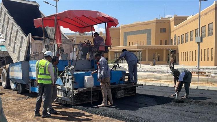 بدء أعمال سفلتة مواقف مدينة الملك سلمان الطبية بالمهرة