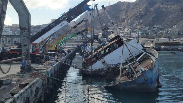 انتشال أضخم السفن الغارقة في ميناء الإصطياد بعدن تمهيدا لخطوات إعادة تشغيل الميناء