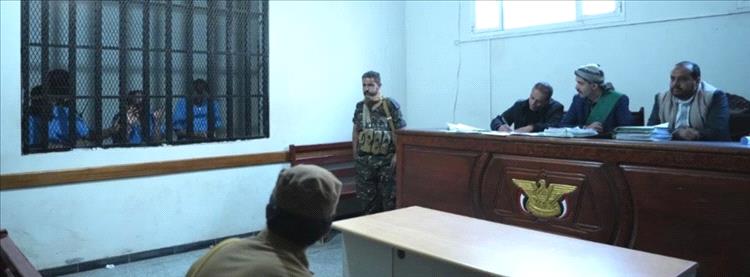داخل قاعة المحكمة في صنعاء.. مختطف يواجه الحوثيين بقضية المرتبات