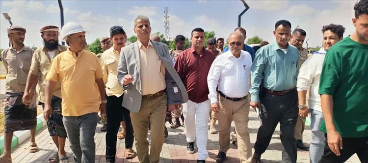 محافظ لحج يتفقد مشروع حديقة لحج الكبرى ويوجه بالالتزام بالمواصفات وتسريع وتيرة العمل