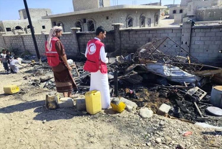 حريق يلتهم مأوى أسرتين في الغيضة ويقضي على مواشيهما بالكامل