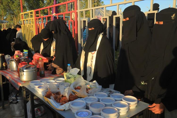 مأرب.. مؤسسة وطن تقيم مهرجانًا نسائيًا لدعم حملة "دفء الشتاء" للمرابطين