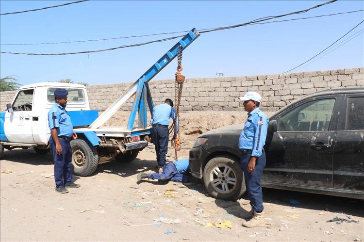 شرطة السير بالحديدة تنفذ حملة شاملة لإزالة المركبات المتوقفـة