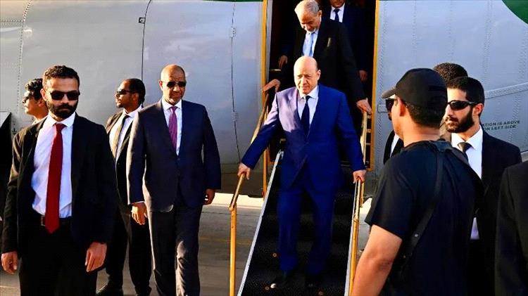 عودة رئيس مجلس القيادة الرئاسي الدكتور رشاد العليمي إلى العاصمة المؤقتة عدن قادمًا من الرياض