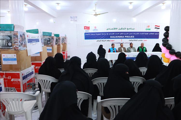 منتدى الإغاثة والبناء يسلم حقائب مهنية للمتدربات ضمن مشروع التمكين الاقتصادي في مأرب