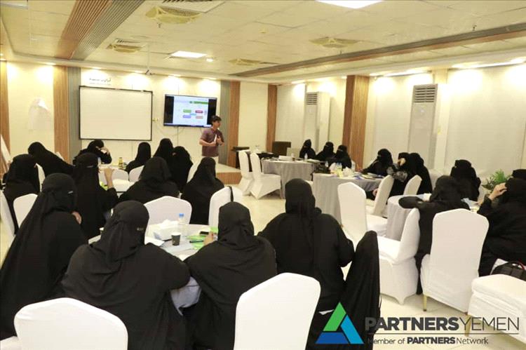منظمة شركاء اليمن تدشّن ورشة تدريبية في إعداد أوراق السياسات للقيادات النسائية من الجيل الثاني في حضرموت ومأرب