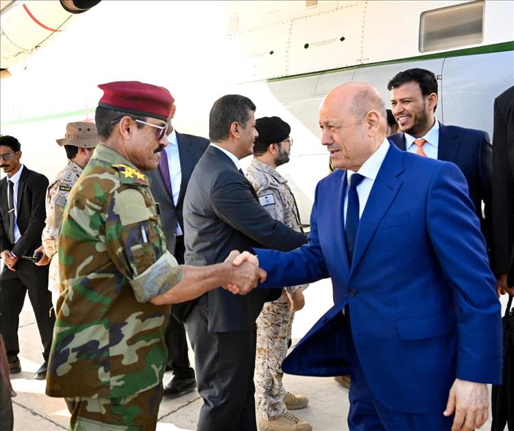 رئيس مجلس القيادة يعود الى العاصمة المؤقتة عدن