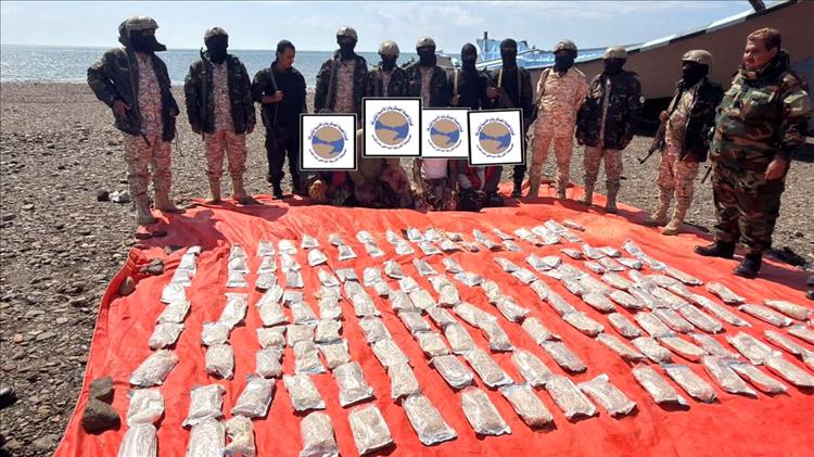 مطاردة بحرية تنتهي بضبط 600 ألف قرص كبتاجون واعتقال أربعة مهربين