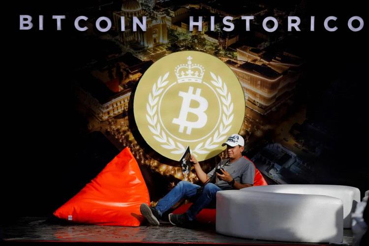 خسائر «البتكوين» تتجاوز 30 %... السعر يتراجع إلى 93714 دولاراً