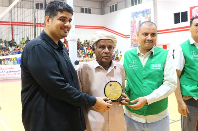 مجلس إدارة أهلي الغيل يبارك للكادر الإداري السابق صالح سعيد بافطيم تكريمه ضمن رواد الكرة الطائرة