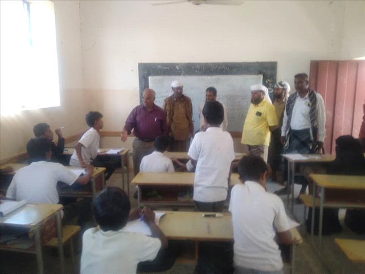 مدير تربية لودر يلتقي بإدارة ومعلمي مدرسة الحمرة لغرض استقرار وتعزيز التعليم فيها