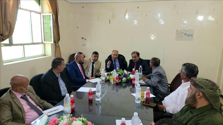 نائب الوزير سالم سلمان يبحث في محافظة الضالع تعزيز الاستثمار وتشديد الرقابة على الأسواق