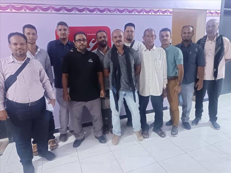 متعاقدون في مكتب ضرائب عدن يناشدون تحقيق العدالة في توزيع الوظائف