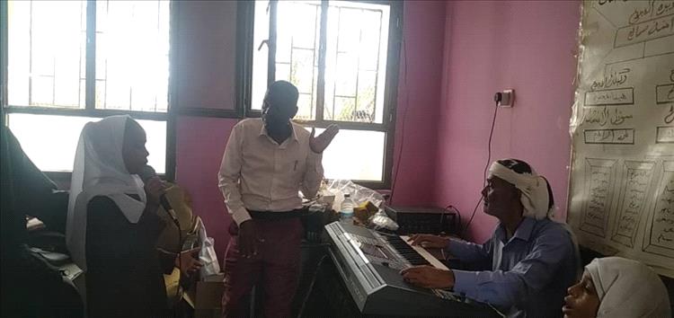 مدير عام الثقافة بأبين يشرف على تدريبات استعداداً لحفل الأغنية الثورية الوطنية بمجمع الفتح للبنات بخنفر