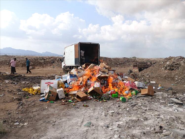 صحة البيئة بالمنصورة تتلف 3 أطنان من مواد غذائية منتهية الصلاحية