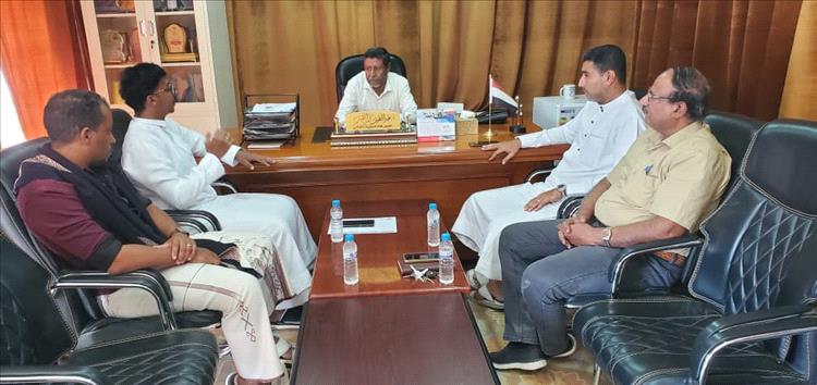 رئيس لجنة التخطيط والتنمية والمالية بالمجلس المحلي بمديرية القطن يلتقي أعضاء مؤسسة أيادي الخير للتنمية لإنشاء المخبز الخيري بالمديرية