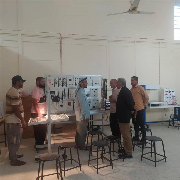 مدير عام مكتب التعليم الفني يتفقد مختبر الطاقة البديلة في المعهد التقني الصناعي المعلا