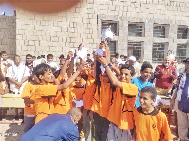 مدير مكتب التربية والتعليم بمودية يشهد الحفل الختامي لدوري مدرسة القريبي أورمة لكرة القدم